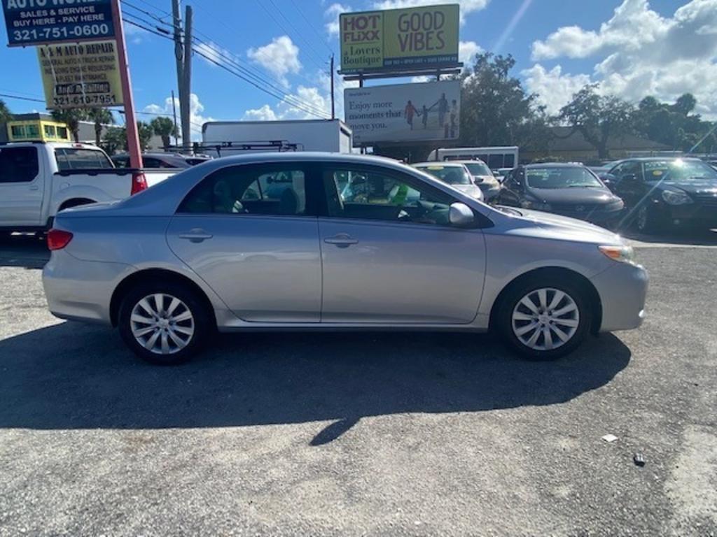 2013 Toyota Corolla LE photo 4